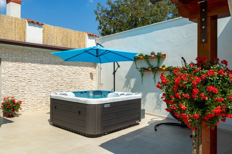 Comfortable Villa Deal with Private Pool and fenced Garden