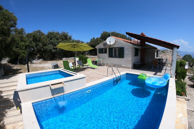 Moderne villa op het eiland Brac en een zwembad