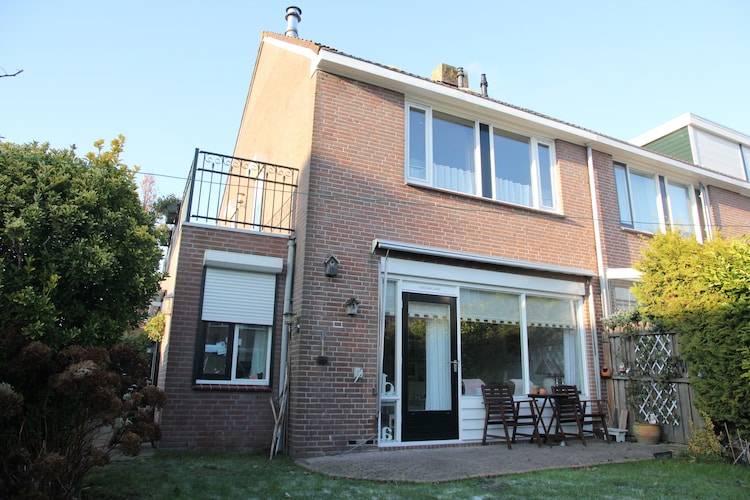 Modern gezinshuis vlakbij Amsterdam, zonnige tuin, zeer kindvriendelijk.