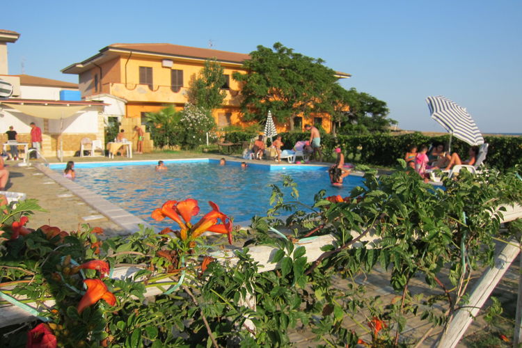 Residentie met zwembad en uitzicht op het strand van Praialonga en Ionische zee.