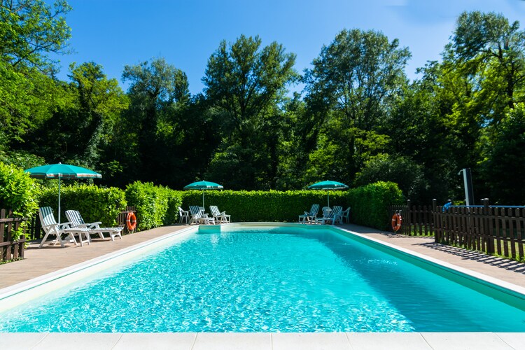 Landelijk appartement in Gubbio met een zwembad en bubbelbad