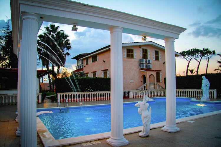 Sfeervolle villa in Anzio, Italy met privézwembad