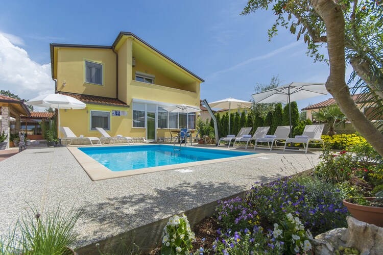 Apartment Laura B With Shared Pool