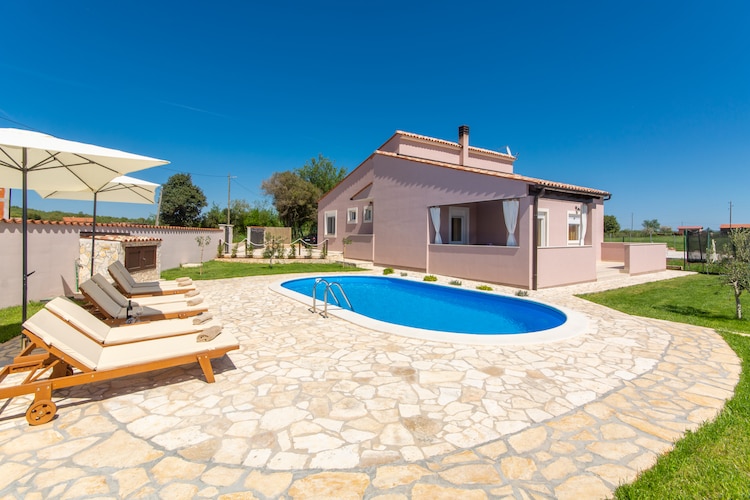 Villa Agri With Large Garden And Pool Near Pula