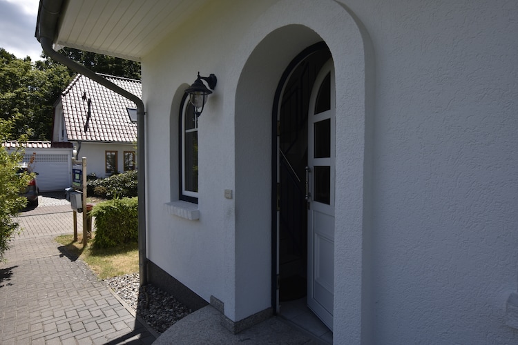Bernstein mit Balkon am Sandstrand