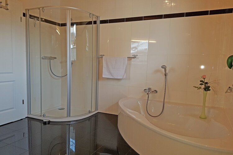 Exclusives Ferienhaus mit Kamin und Pool