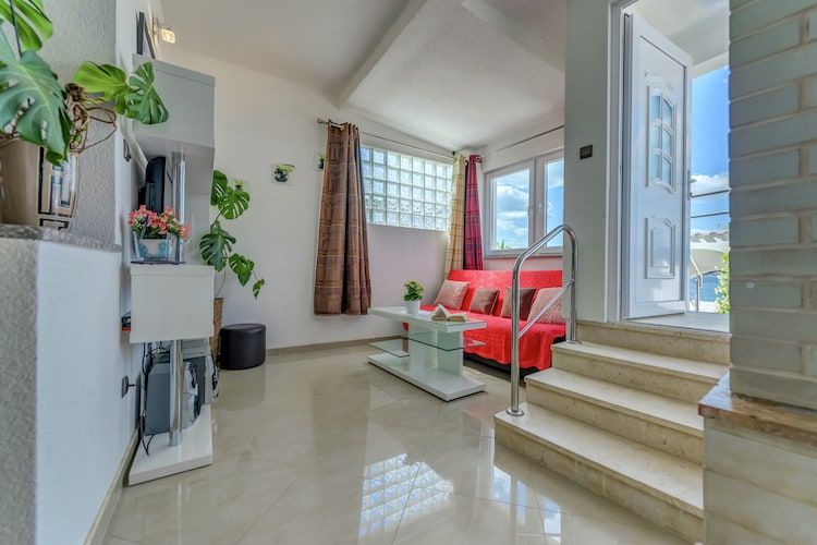Sfeervol Apartment in Arbaniyes, Dalmatië met zeezicht