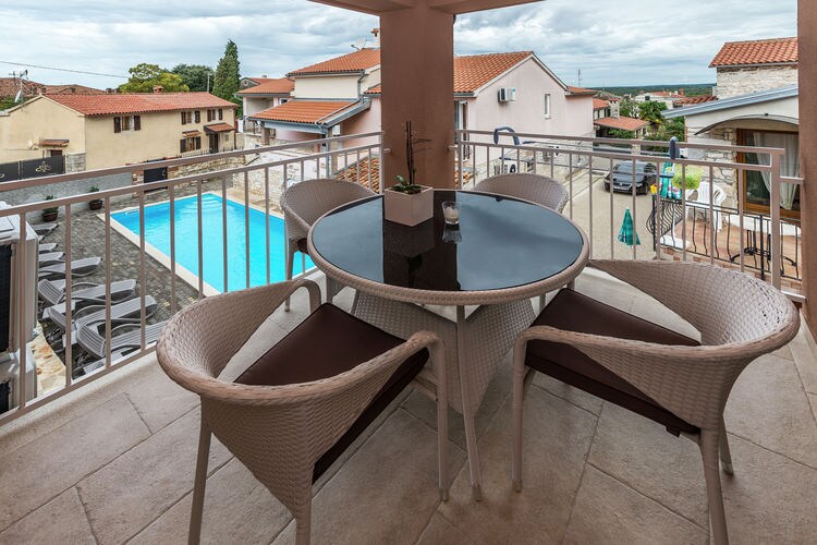 Apartment Complex Valtrazza with Common Pool \/ One-Bedroom Modern Apartment Noa I in Villa Valtraz