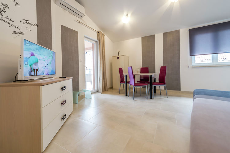 Apartment Complex Valtrazza with Common Pool \/ One-Bedroom Modern Apartment Noa I in Villa Valtraz