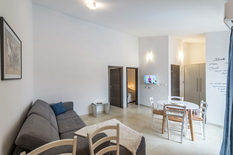 Apartment Complex Valtrazza with Common Pool \/ Two-Bedroom Apartment Noa II in Villa Valtrazza wit