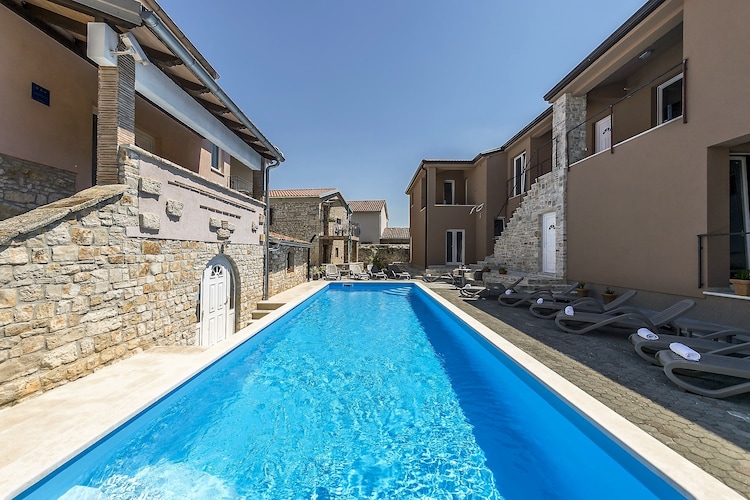 Apartment Complex Valtrazza with Common Pool \/ Two-Bedroom Apartment in Villa Valtrazza Noa IV wit