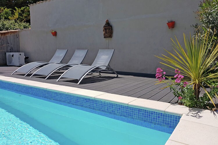Mooie, gelijkvloerse villa met airconditioning, privézwembad en omheinde tuin