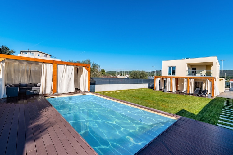 Moderne villa met zwembad, omheinde tuin, overdekt terras , 200m van het strand!