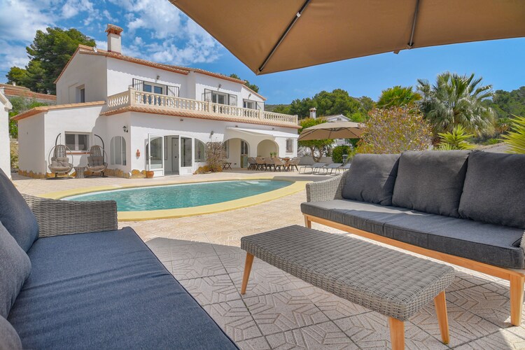 Ruim, luxueuze villa 10pp Moraira, 2 minuten van het strand,zwembad & terrassen