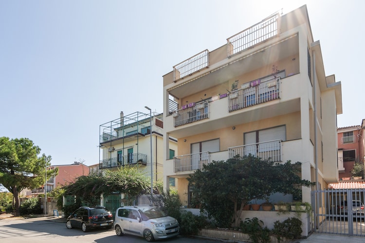 Fijn Apartment in Calabria met een terras met zeezicht