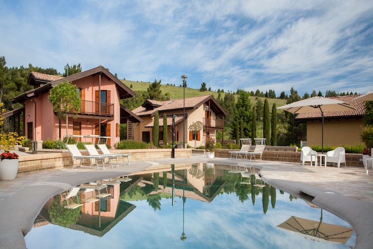 Resort met moderne villa's, zwembad, wellness ruimte en tuin