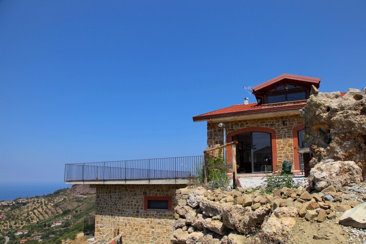 Villa met panoramisch terras, natuurlijk zwembad, 7 km van zee