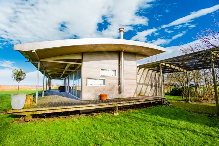Prachtig vrijstaande watervilla in Friesland aan het water met sauna