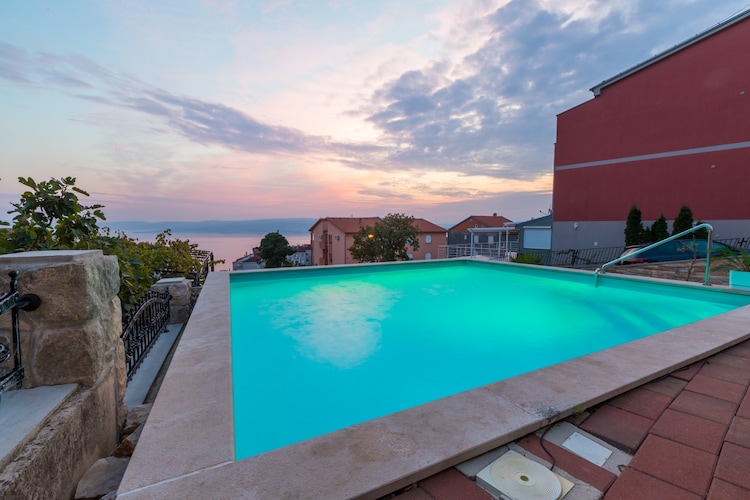 Mooi Apartment met zwembad en overdekt balkon met uitzicht op zee!