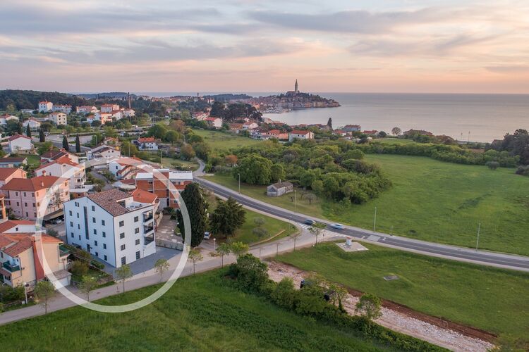 Een mooi appartement met balkon en uitzicht op zee voor 5 personen in Rovinj.