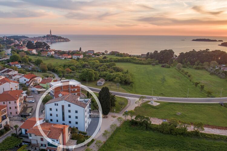 Een mooi appartement met balkon en uitzicht op zee voor 5 personen in Rovinj.