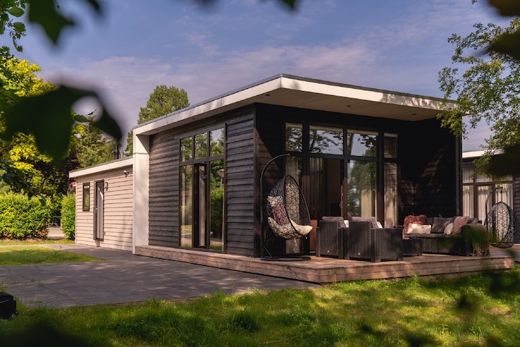 Fraai ontworpen chalet met afwasmachine, aan het water