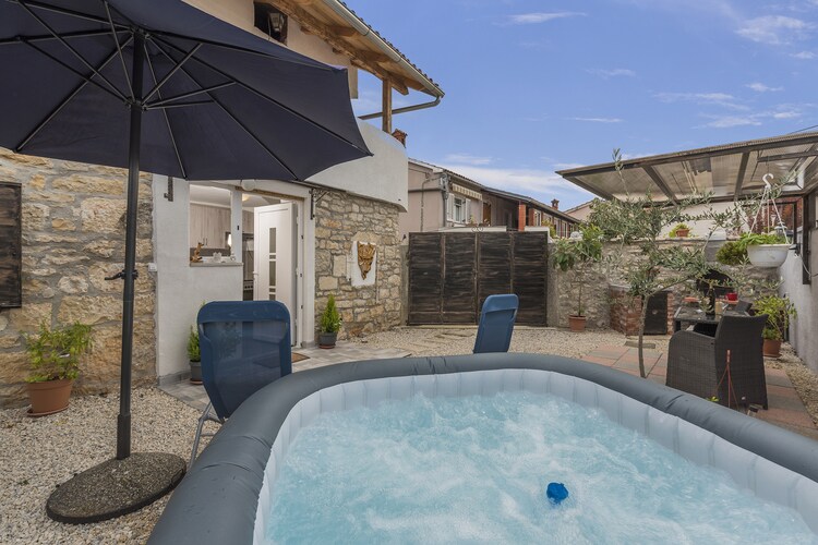 Apartment Dida Sime with Whirlpool in Central Istria\n