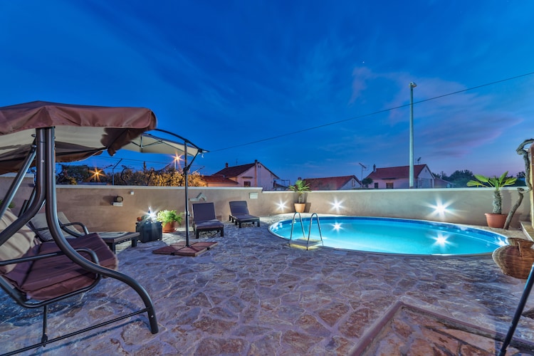 Rustiek Apartment in Pakoštane met zwembad