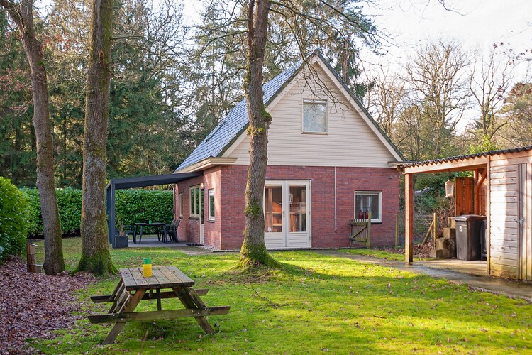 Aantrekkelijk vakantiehuis in Norg in het bos