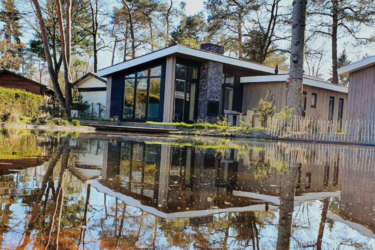 Sfeervol chalet met vlonder vlakbij De Veluwe