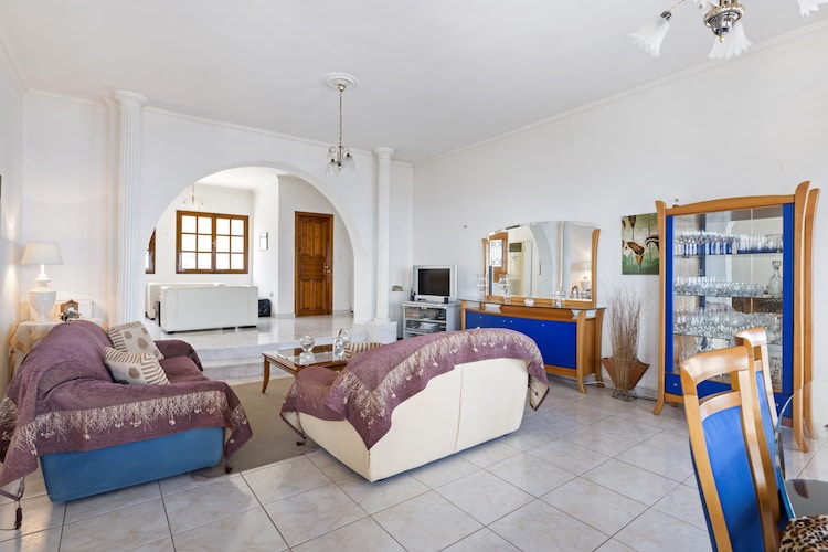 Vila in Aiegera
