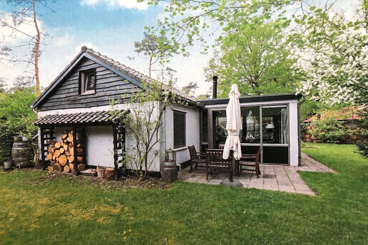 Vrijstaand huis met open haard, gelegen aan een natuurgebied