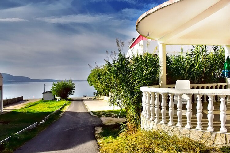 Beach front studio apartment Metajna