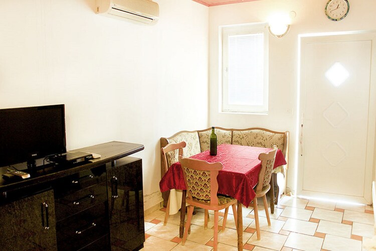 Beach front studio apartment Metajna