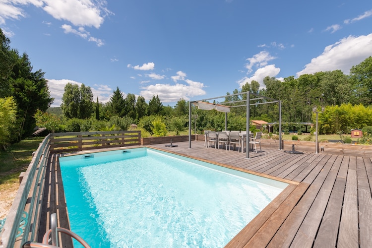 Aangenaam vakantiehuis in Gagnières met een zwembad