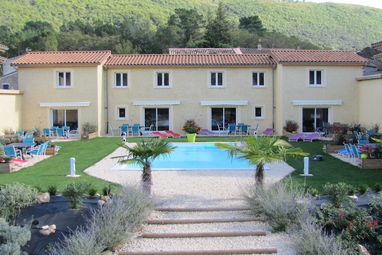 Modern vakantiehuis in Gagnières met een zwembad