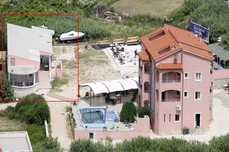 Beach front studio apartment Metajna 2