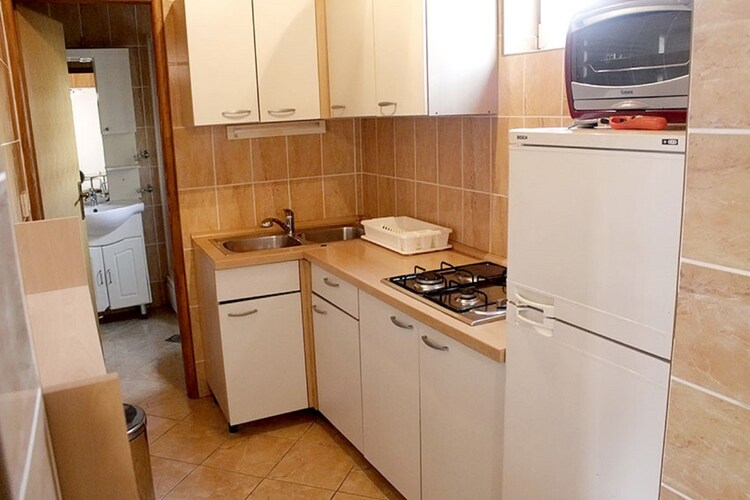 Beach front studio apartment Metajna 4