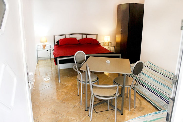 Beach front studio apartment Metajna 4