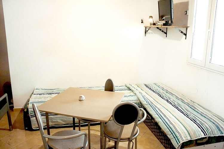 Beach front studio apartment Metajna 4