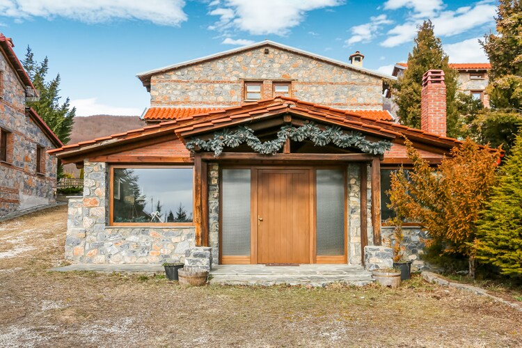 Pella 1