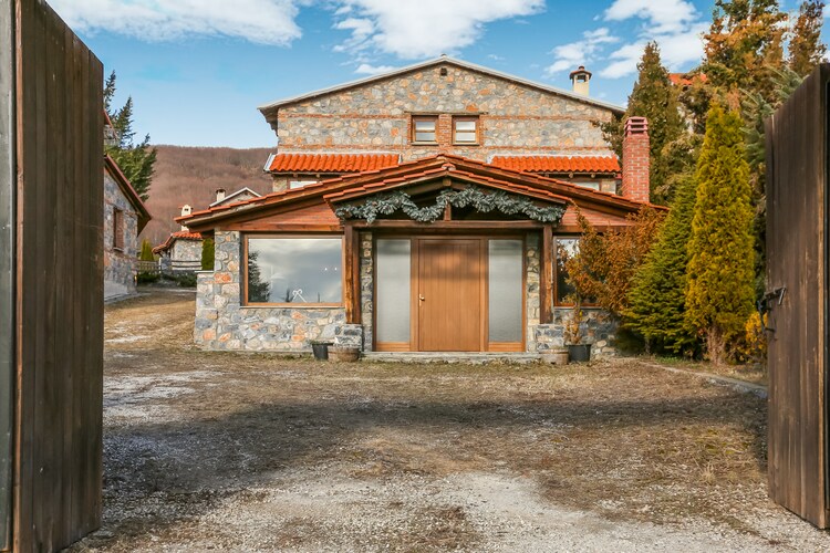 Pella 1