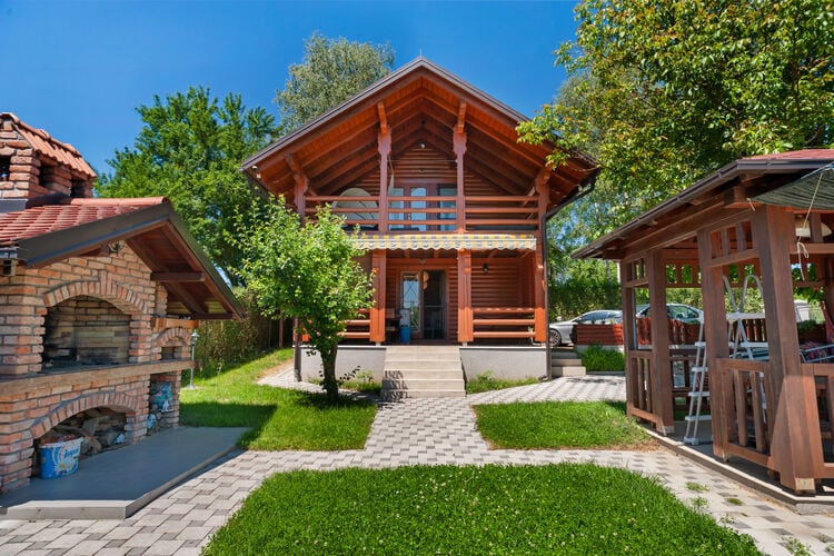 Beautiful wooden cottage with swimmingpool