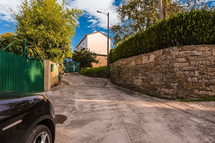 Casa con yesrdín y piscina privada
