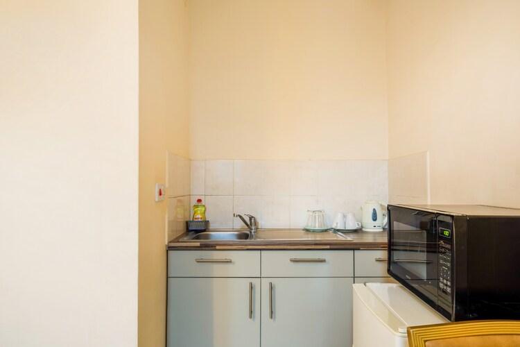FLAT 3 - GROVE APARTMENTS