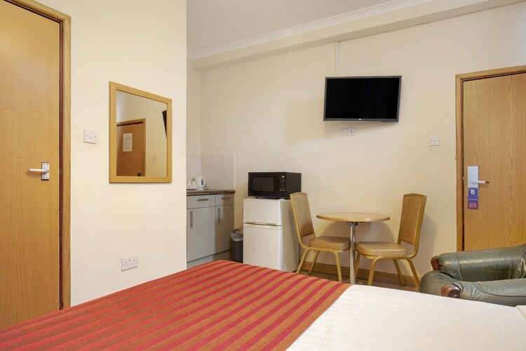 FLAT 3 - GROVE APARTMENTS