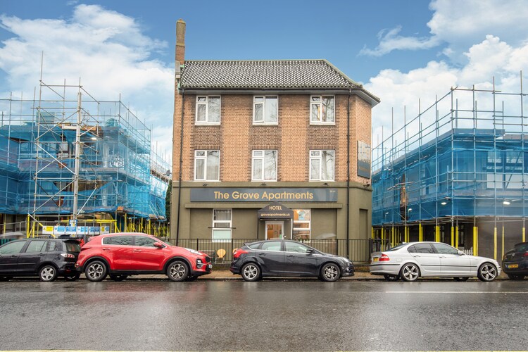 FLAT 3 - GROVE APARTMENTS