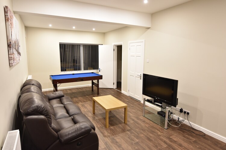 Large 4 Bedroom Detached House Close To City Centr