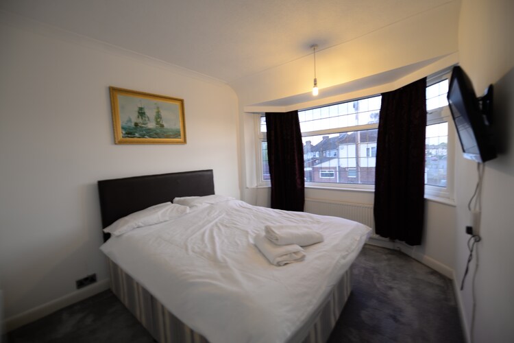 4 Bedroom - 05 Miles For Coventry Train Station