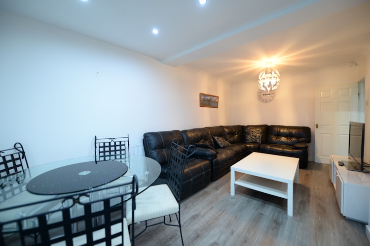 4 Bedroom - 05 Miles For Coventry Train Station